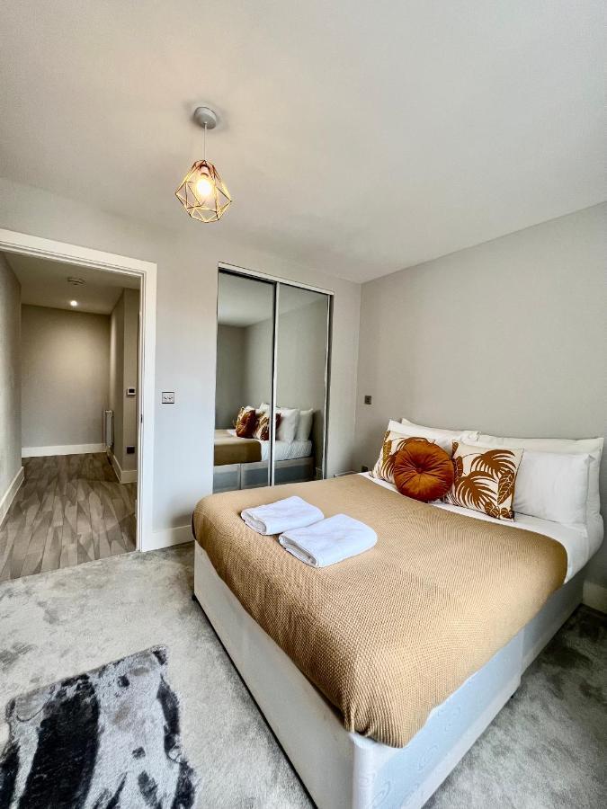 Deluxe 2 Bed 2 Bath Flat - Windsor, Heathrow Airport, Station Slough