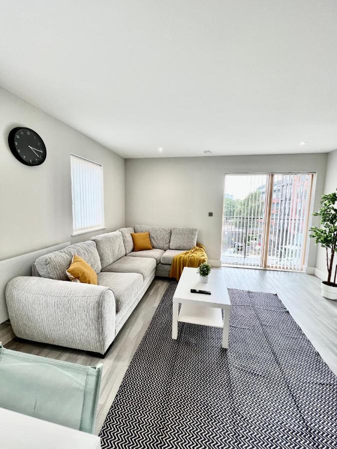 Deluxe 2 Bed 2 Bath Flat - Windsor, Heathrow Airport, Station Slough