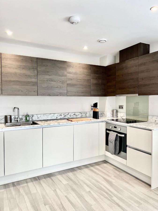 Apartamento Deluxe 2 Bed 2 Bath Flat - Windsor, Heathrow Airport, Station *