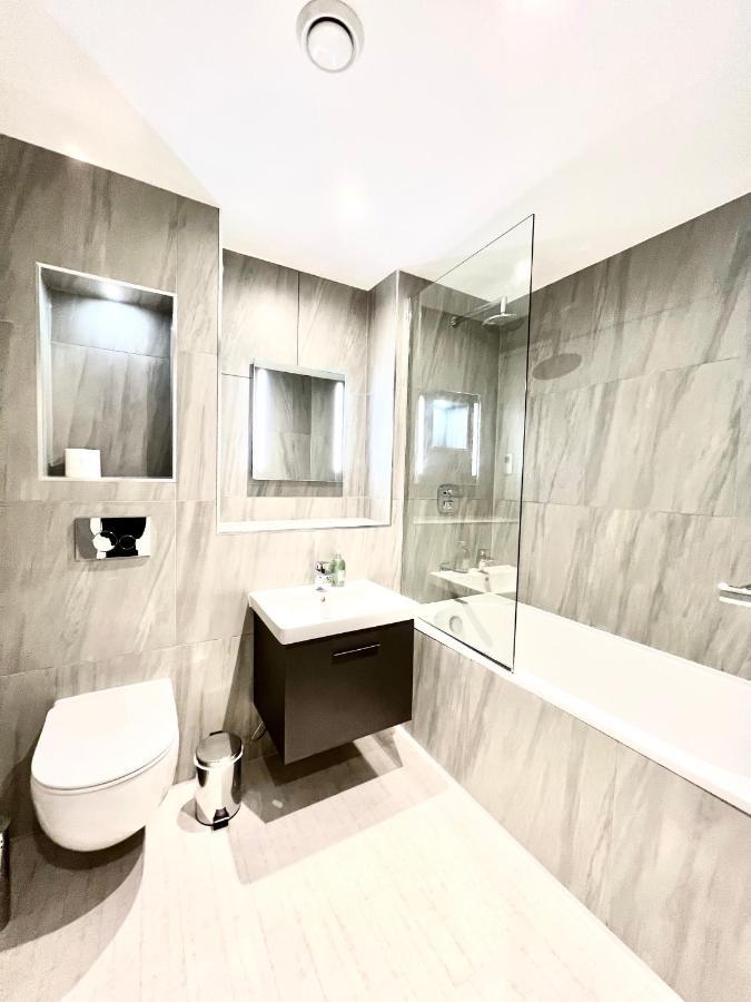 Deluxe 2 Bed 2 Bath Flat - Windsor, Heathrow Airport, Station Apartamento Slough