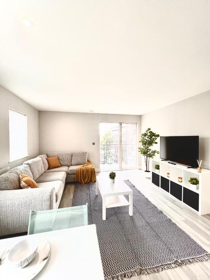 Deluxe 2 Bed 2 Bath Flat - Windsor, Heathrow Airport, Station