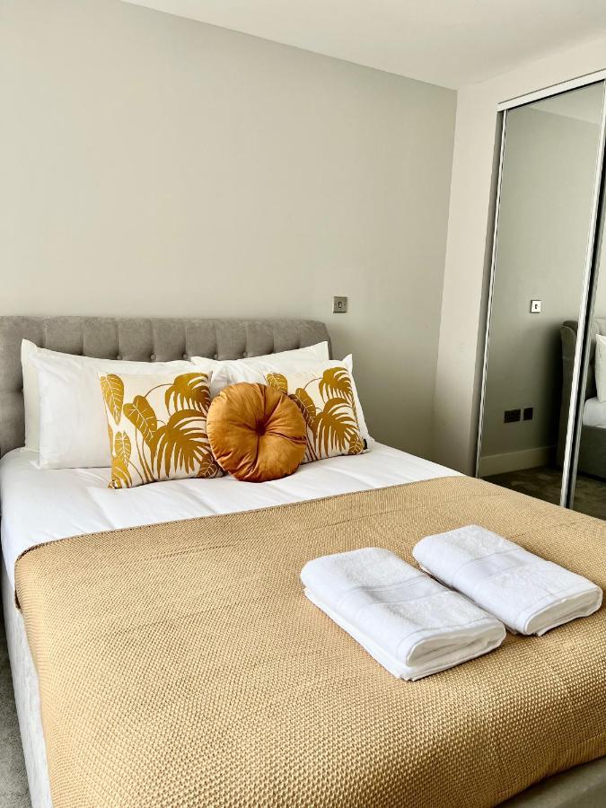 Deluxe 2 Bed 2 Bath Flat - Windsor, Heathrow Airport, Station *