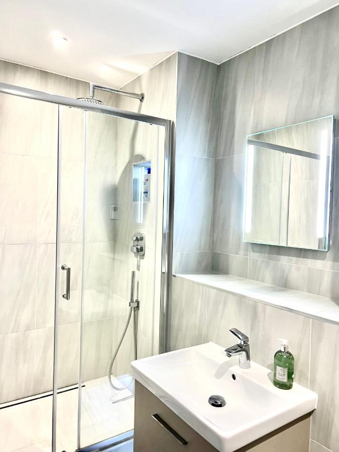 Apartamento Deluxe 2 Bed 2 Bath Flat - Windsor, Heathrow Airport, Station Slough