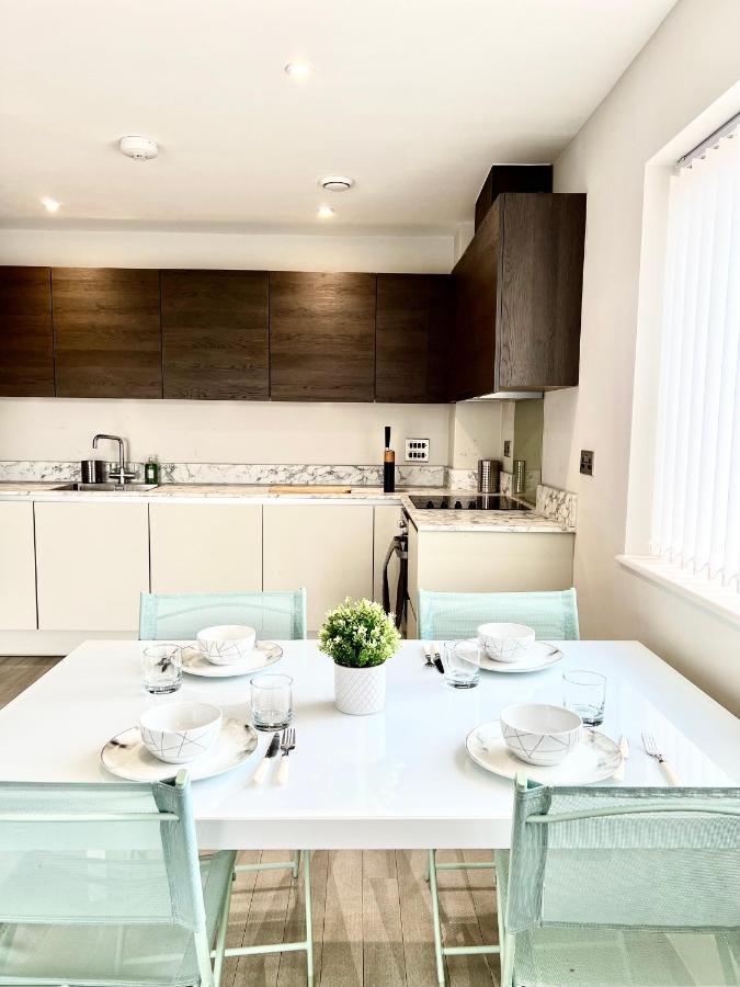 Deluxe 2 Bed 2 Bath Flat - Windsor, Heathrow Airport, Station Apartamento