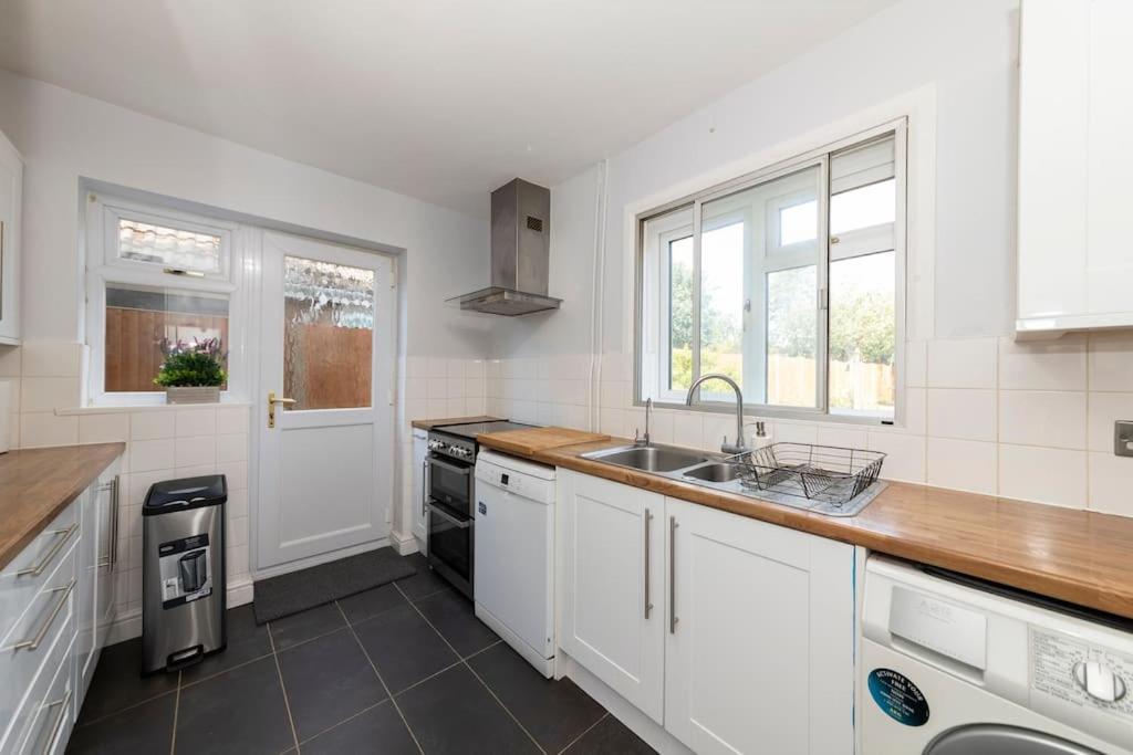 Greenfield's Halkingcroft - Modern 3-bedroom House In Langley, Sl3 7bb * Slough