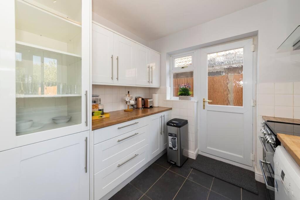 Greenfield's Halkingcroft - Modern 3-bedroom House In Langley, Sl3 7bb