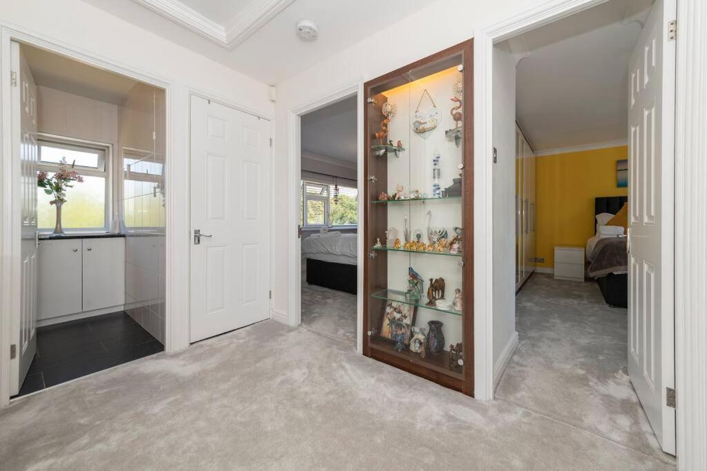 Greenfield's Halkingcroft - Modern 3-bedroom House In Langley, Sl3 7bb Slough