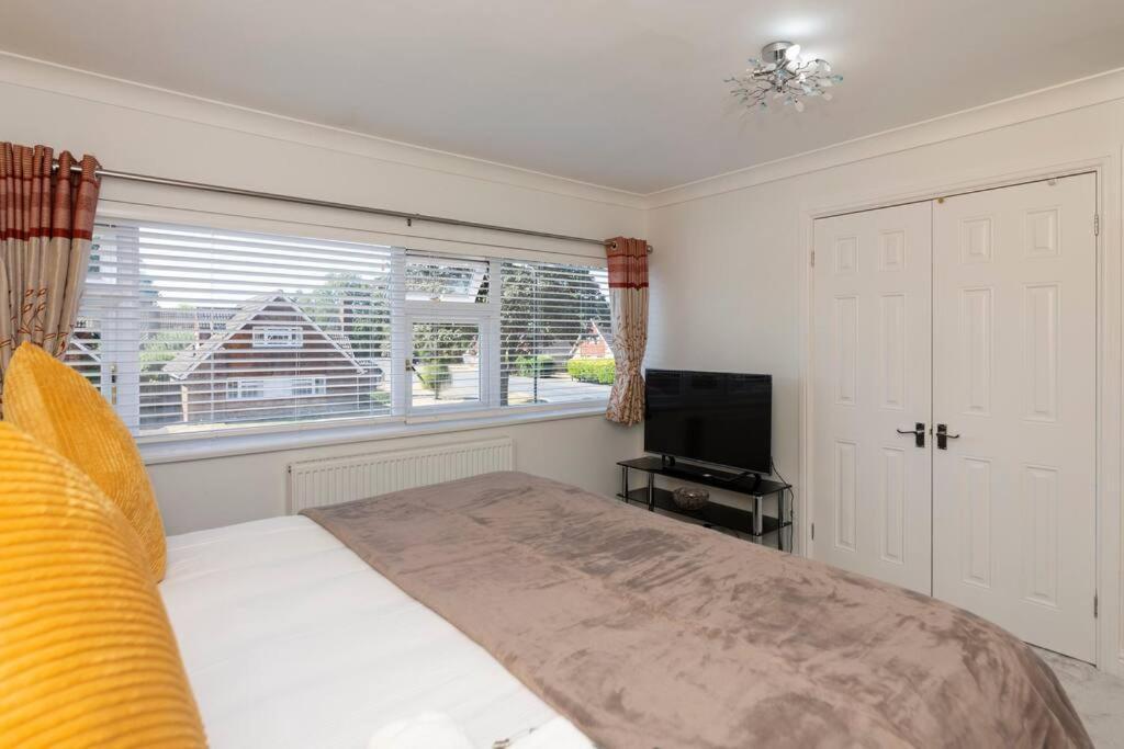 Greenfield's Halkingcroft - Modern 3-bedroom House In Langley, Sl3 7bb Holiday home