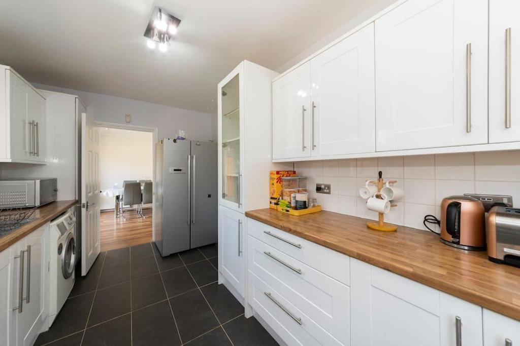 Greenfield's Halkingcroft - Modern 3-bedroom House In Langley, Sl3 7bb Slough