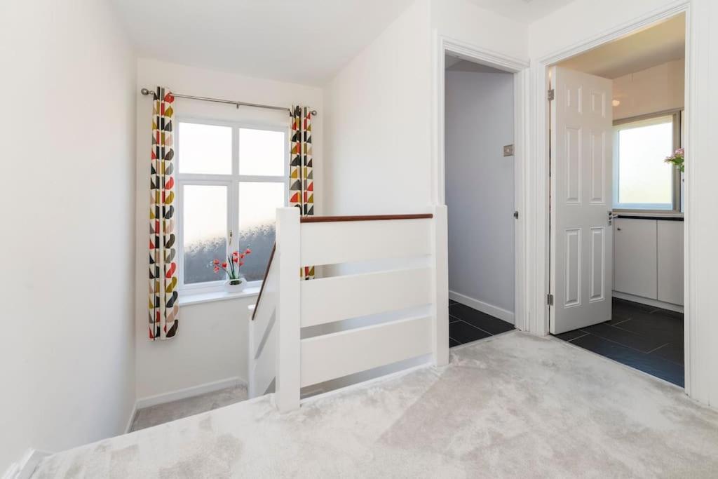 Greenfield's Halkingcroft - Modern 3-bedroom House In Langley, Sl3 7bb *