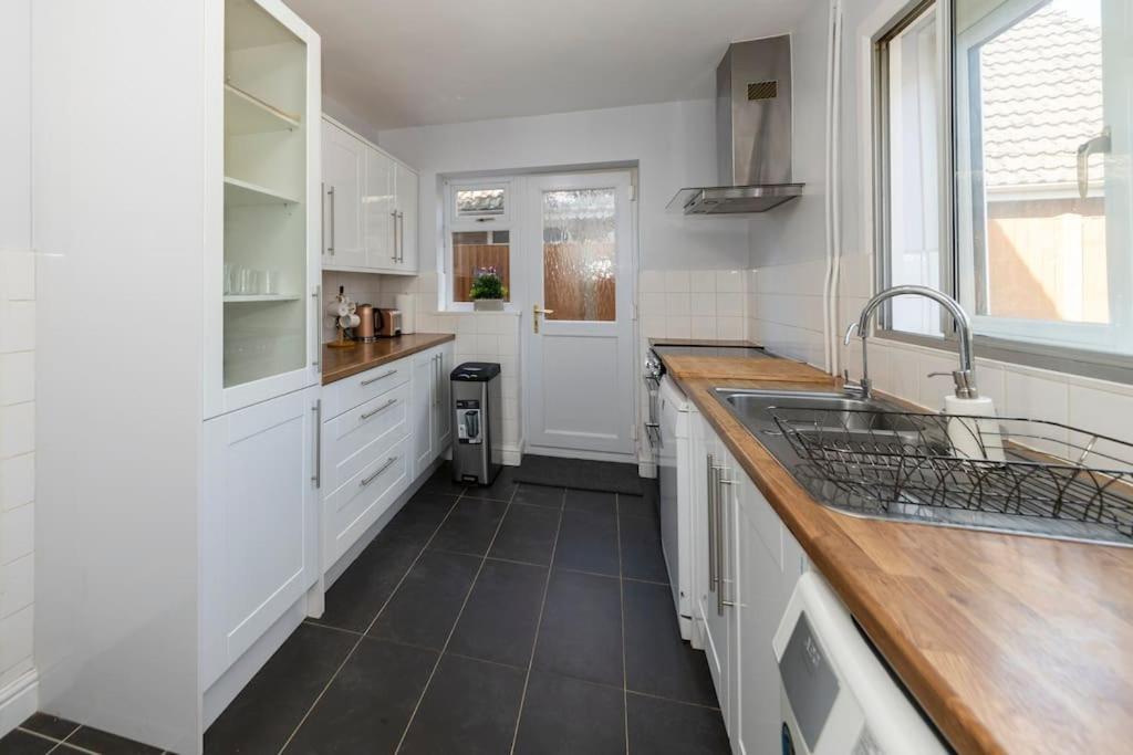 Greenfield's Halkingcroft - Modern 3-bedroom House In Langley, Sl3 7bb Slough