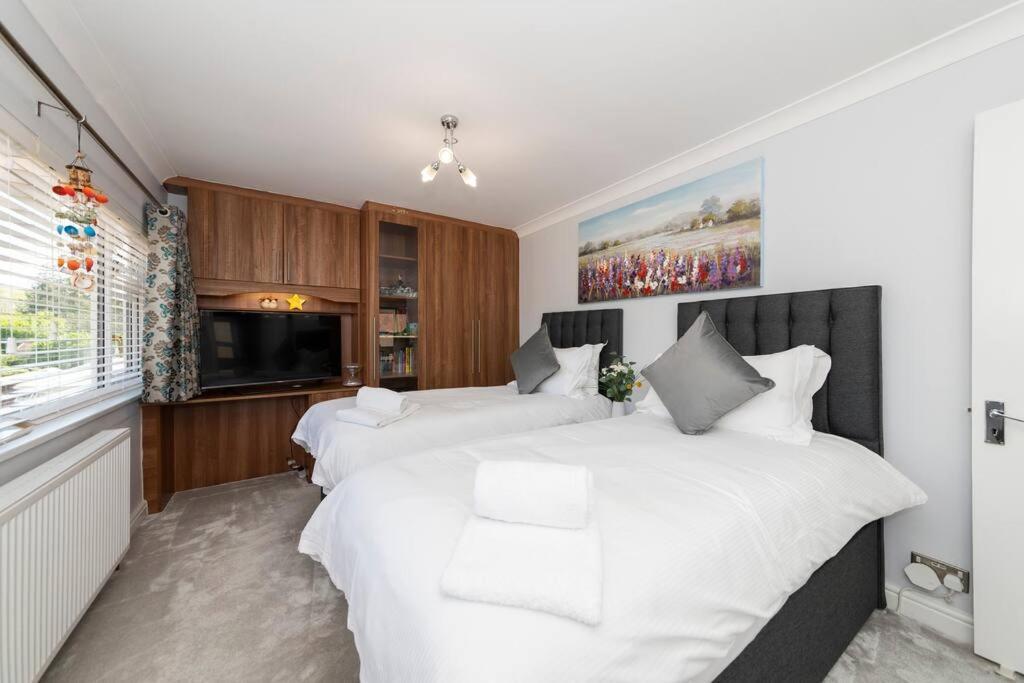 Greenfield's Halkingcroft - Modern 3-bedroom House In Langley, Sl3 7bb Holiday home Slough