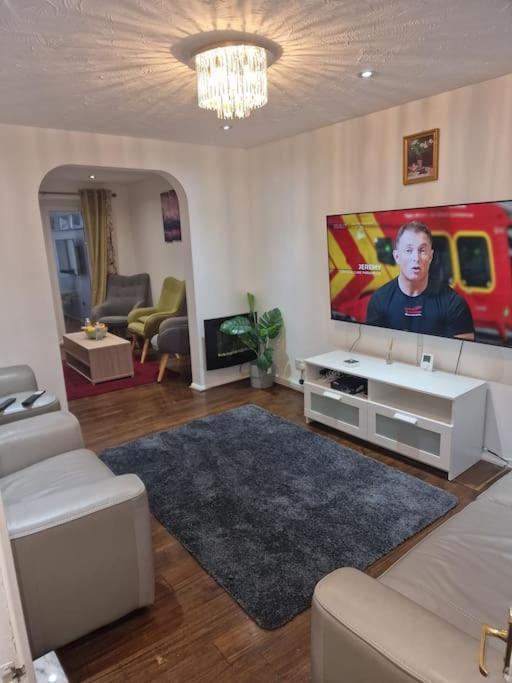 Apartamento Nightrest Homes 4 Bedroom Detached House - Private Parking - M4 Junction 7 - Garden- 20 Mins To Heathrow *