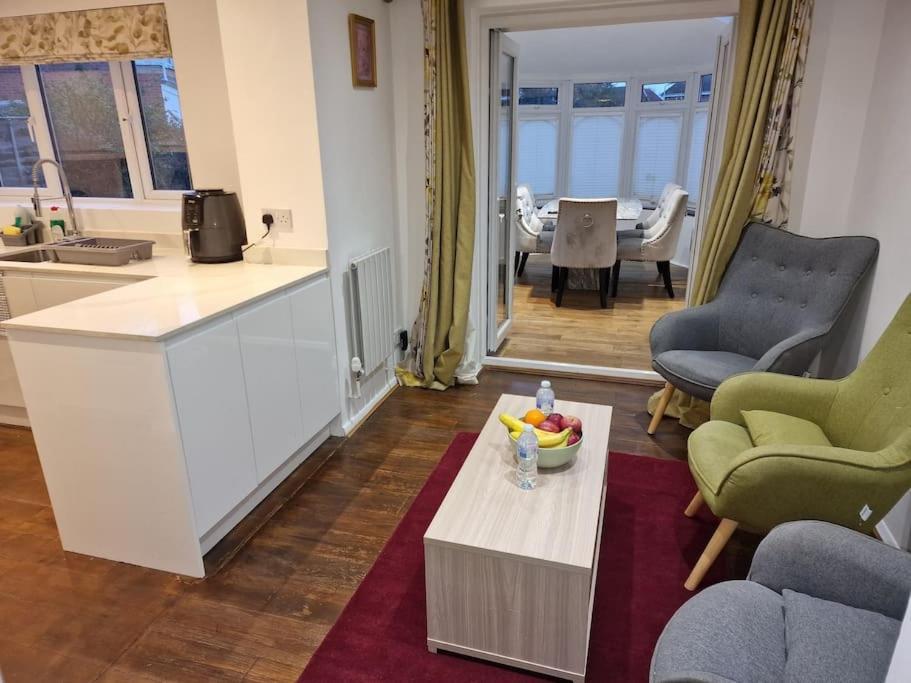 Apartamento Nightrest Homes 4 Bedroom Detached House - Private Parking - M4 Junction 7 - Garden- 20 Mins To Heathrow Slough