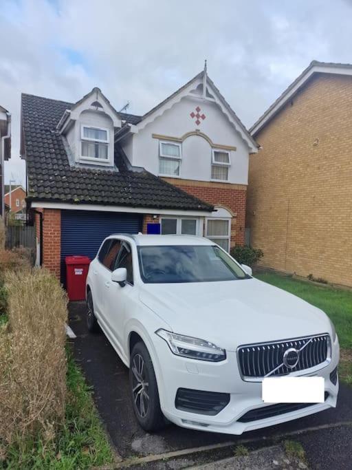 Apartamento Nightrest Homes 4 Bedroom Detached House - Private Parking - M4 Junction 7 - Garden- 20 Mins To Heathrow