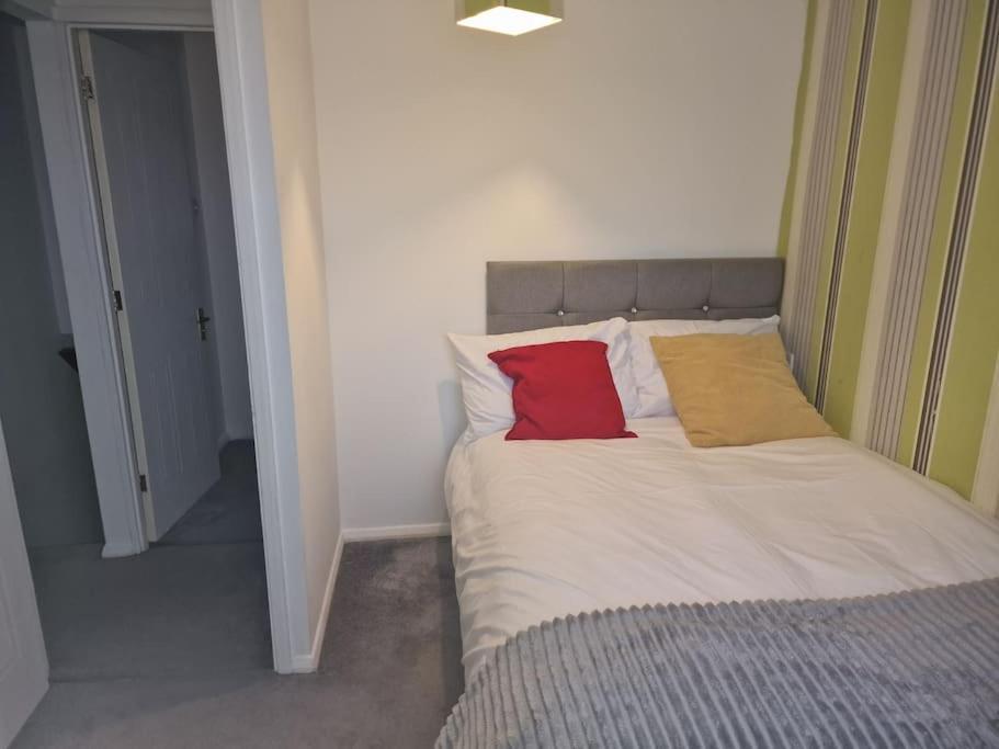 Apartamento Nightrest Homes 4 Bedroom Detached House - Private Parking - M4 Junction 7 - Garden- 20 Mins To Heathrow *