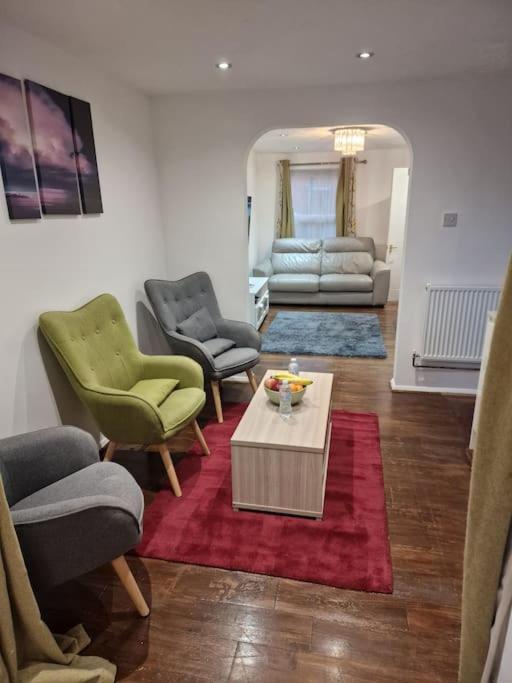 Apartamento Nightrest Homes 4 Bedroom Detached House - Private Parking - M4 Junction 7 - Garden- 20 Mins To Heathrow
