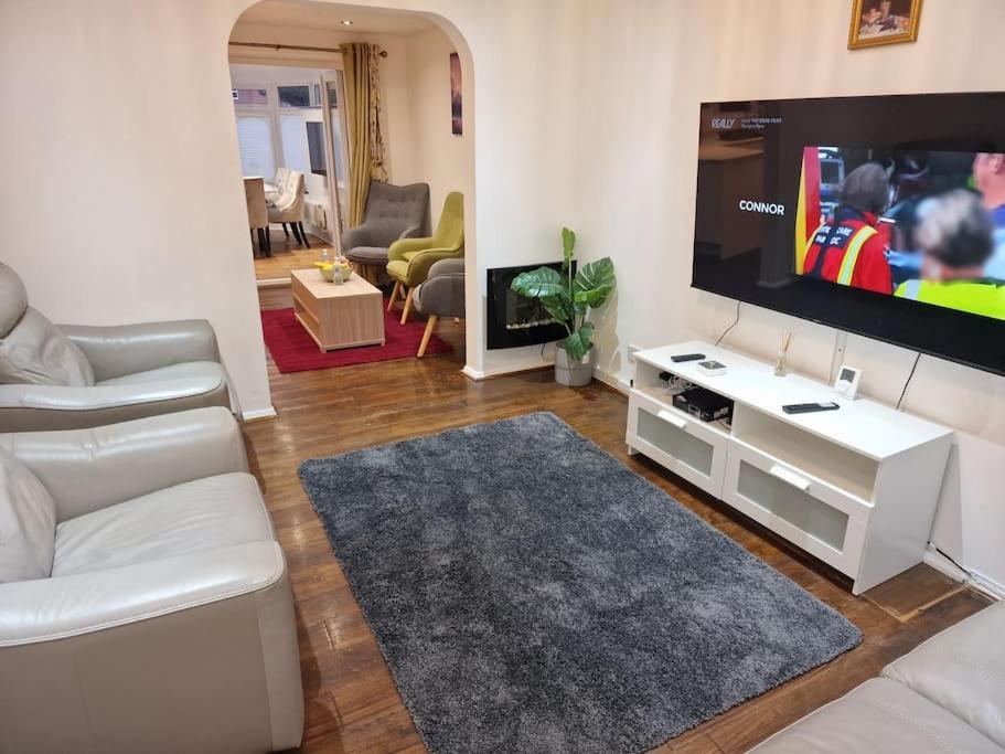 Nightrest Homes 4 Bedroom Detached House - Private Parking - M4 Junction 7 - Garden- 20 Mins To Heathrow *