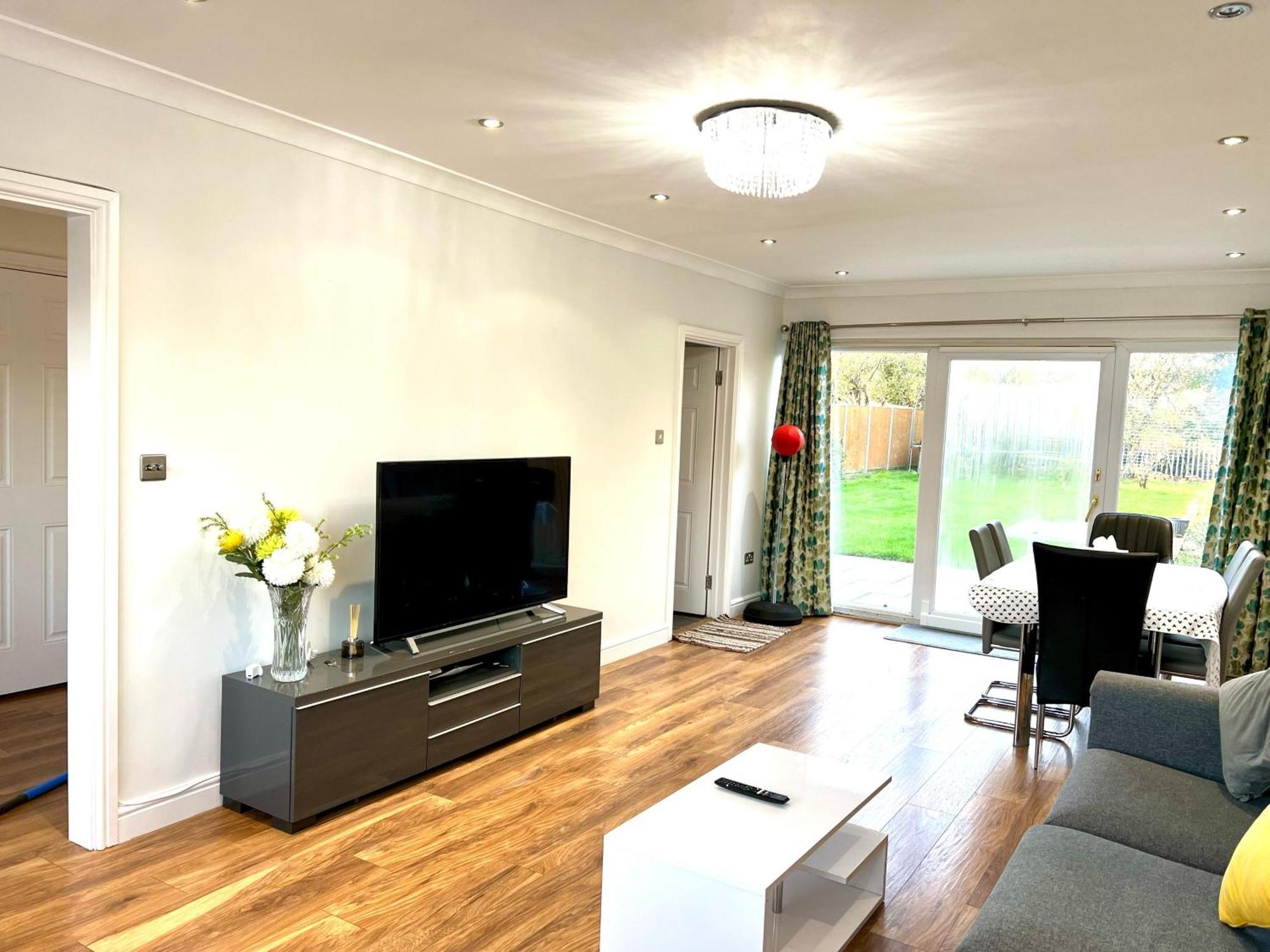 Greenfield's Halkingcroft - Modern 3-bedroom House In Langley, Sl3 7bb *