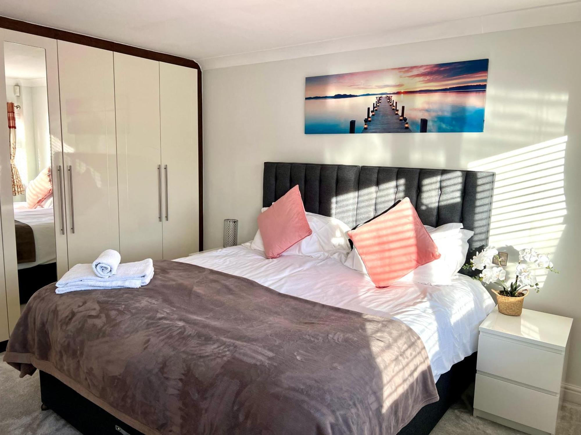 Greenfield's Halkingcroft - Modern 3-bedroom House In Langley, Sl3 7bb *
