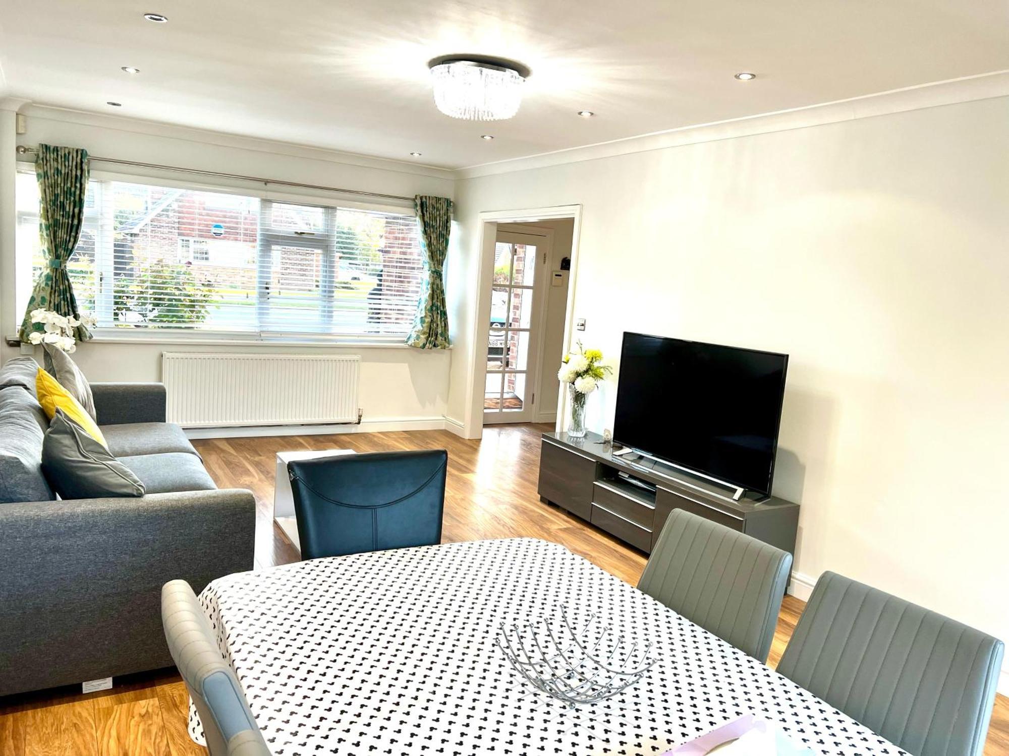 Greenfield's Halkingcroft - Modern 3-bedroom House In Langley, Sl3 7bb