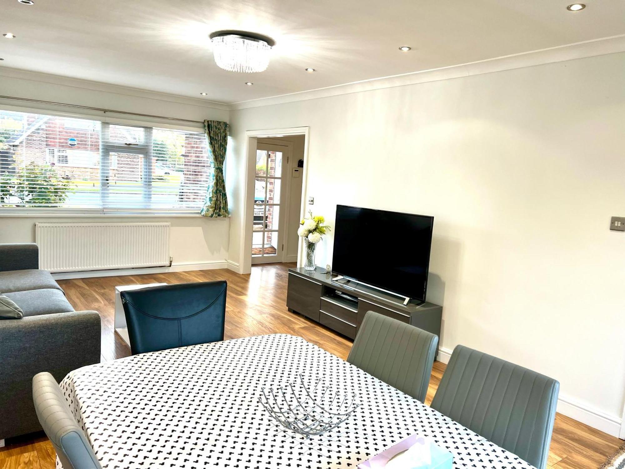 Holiday home Greenfield's Halkingcroft - Modern 3-bedroom House In Langley, Sl3 7bb