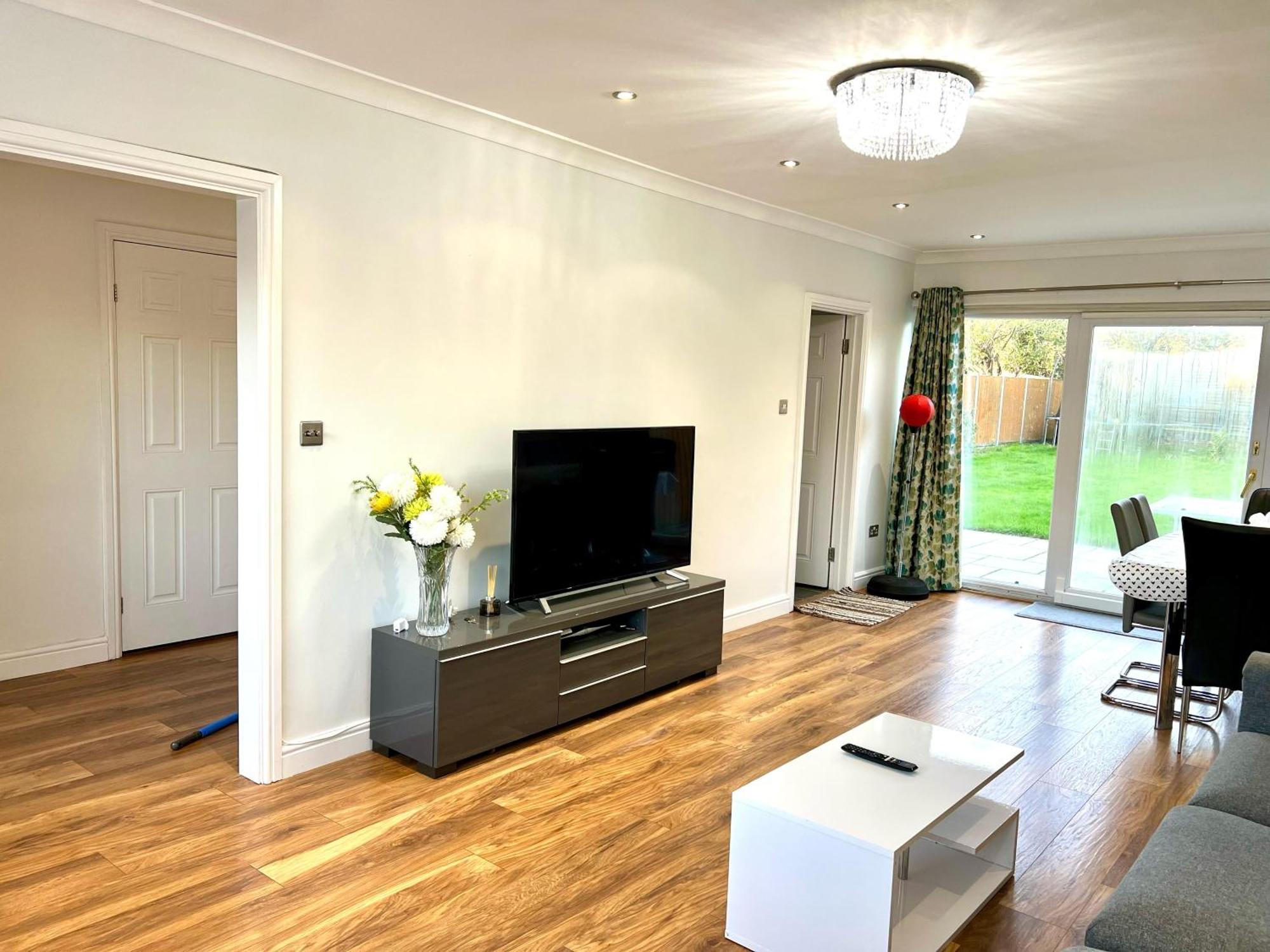 Greenfield's Halkingcroft - Modern 3-bedroom House In Langley, Sl3 7bb Holiday home