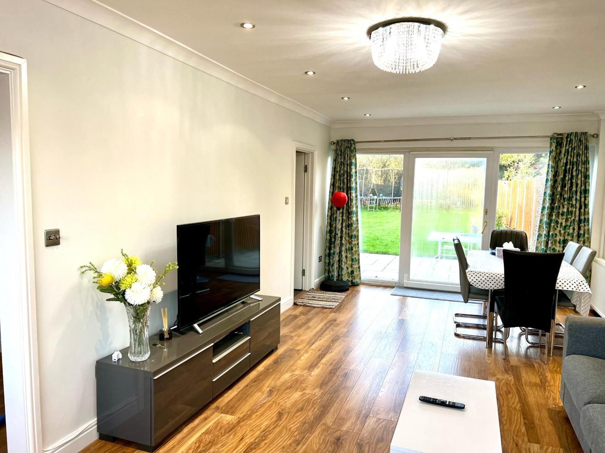 Holiday home Greenfield's Halkingcroft - Modern 3-bedroom House In Langley, Sl3 7bb *