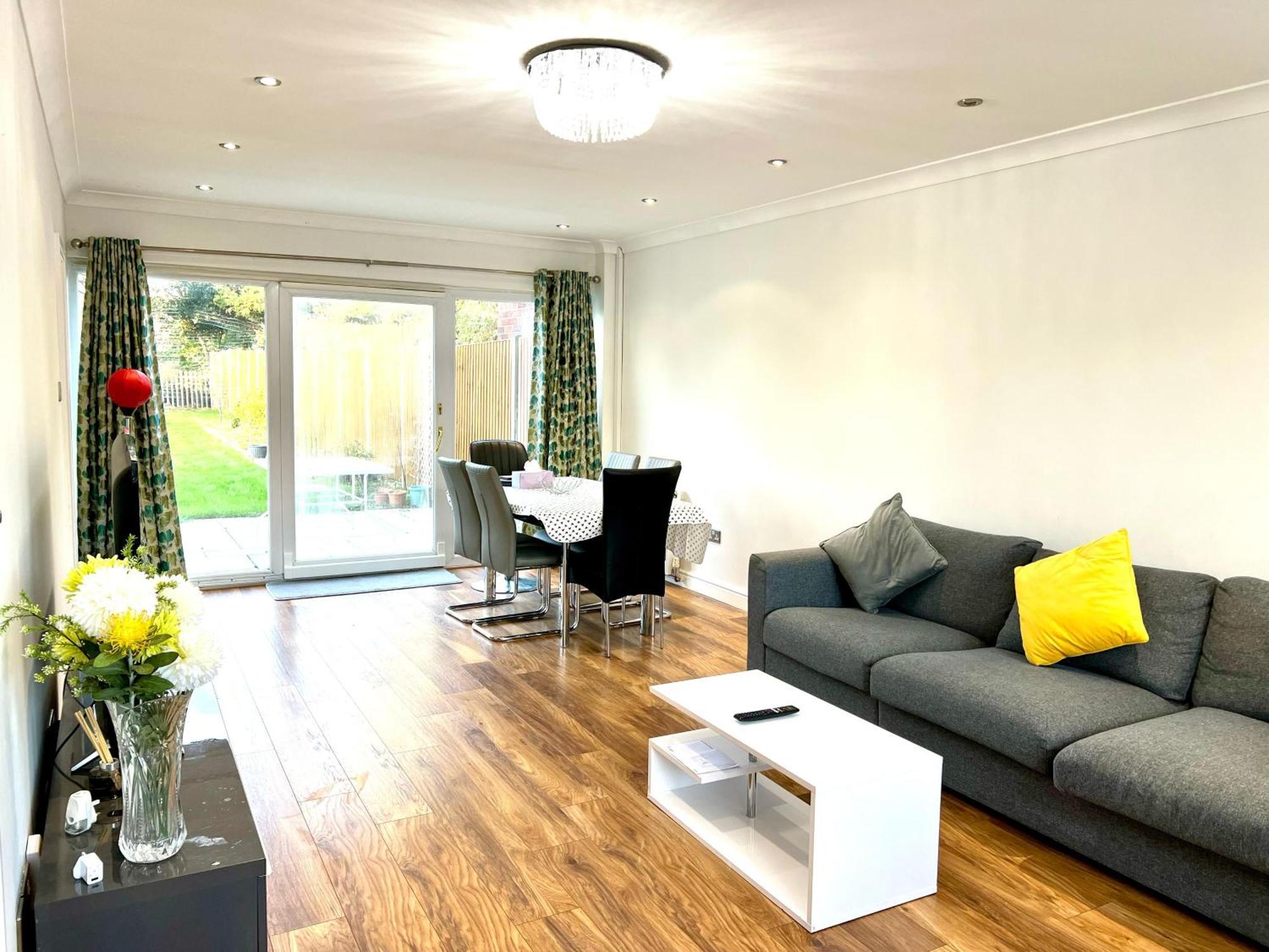 Greenfield's Halkingcroft - Modern 3-bedroom House In Langley, Sl3 7bb *
