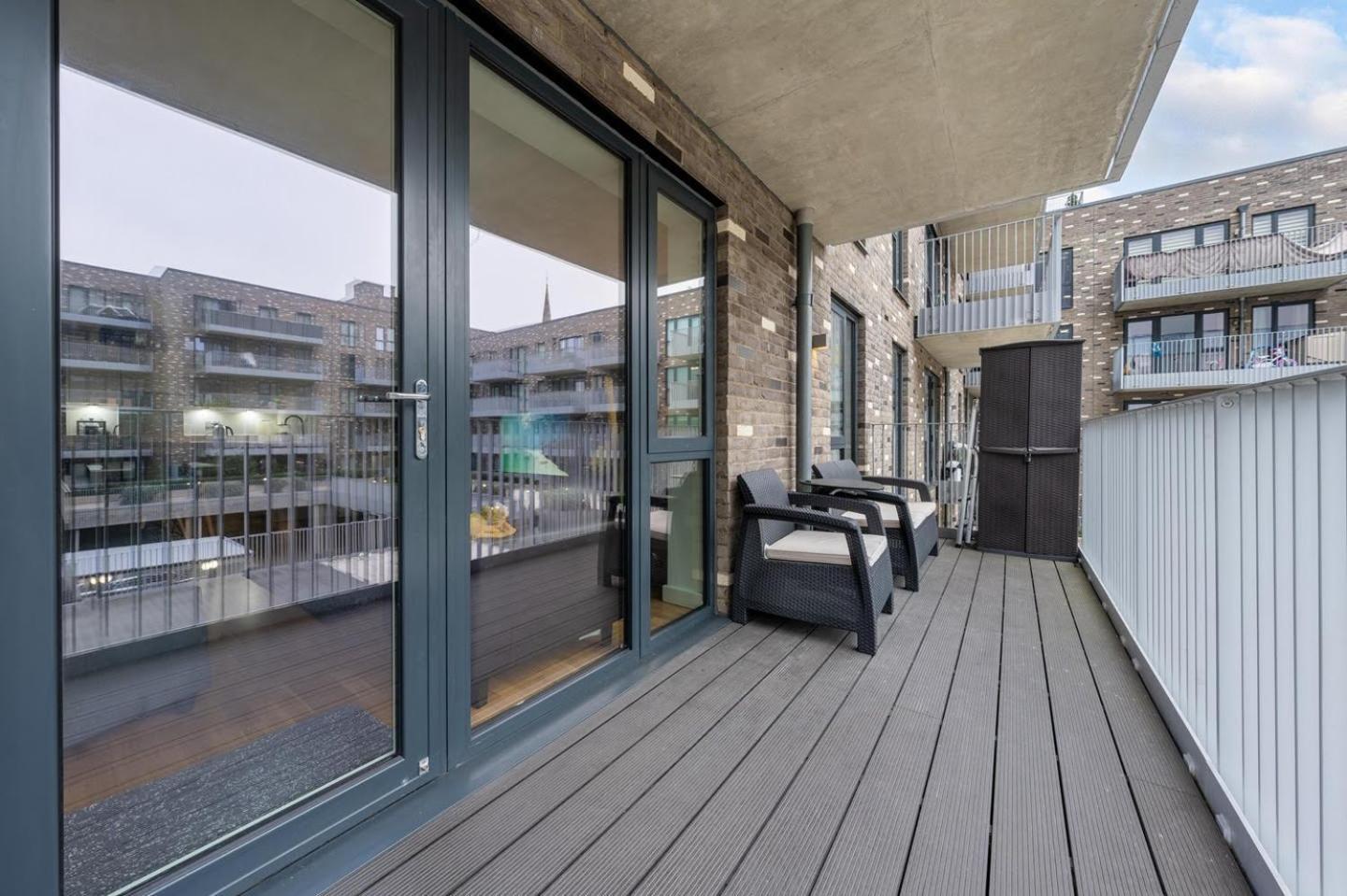 Very Modern 17min London Paddington, 8min Legoland