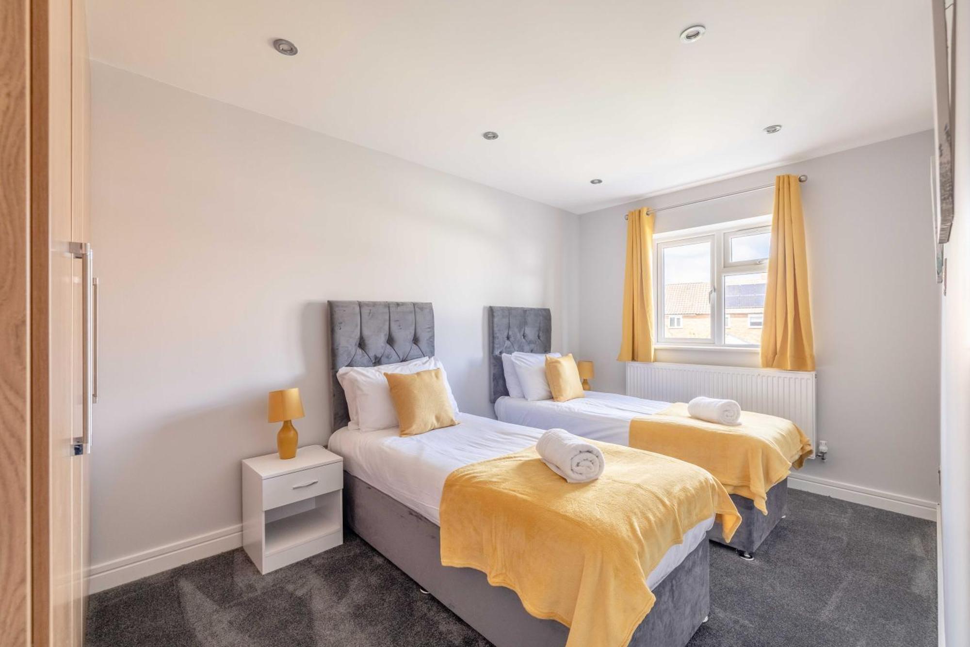 Casa de férias Spacious 4 Bed - Near Uxbridge/heathrow & Parking *
