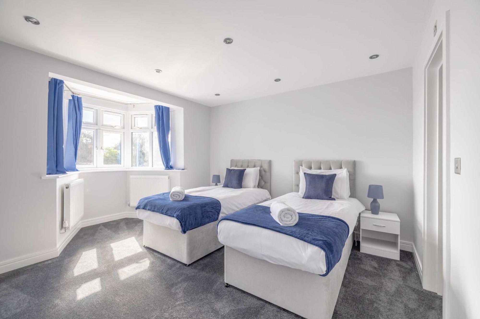 Spacious 4 Bed - Near Uxbridge/heathrow & Parking Casa de férias *