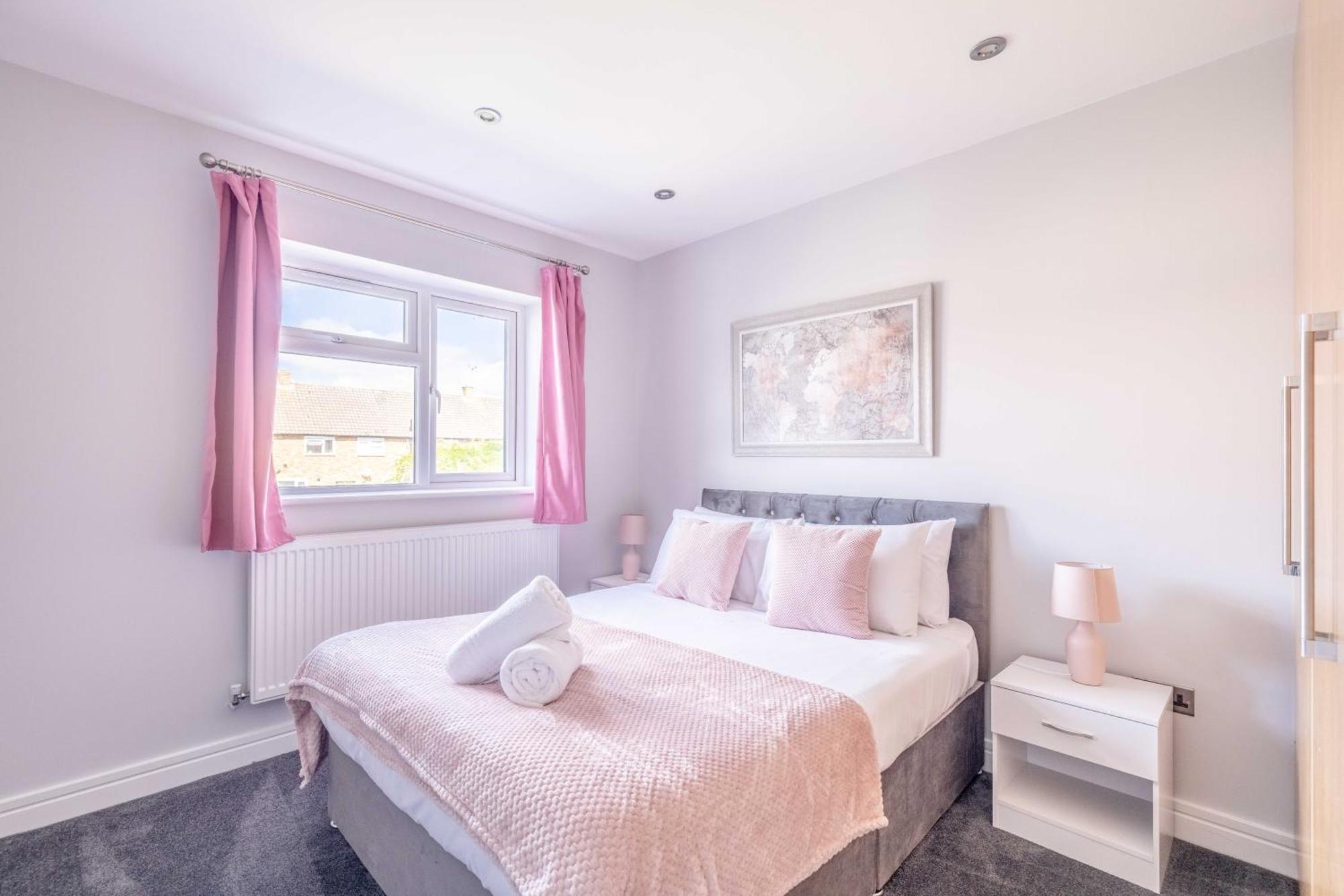 Casa de férias Spacious 4 Bed - Near Uxbridge/heathrow & Parking