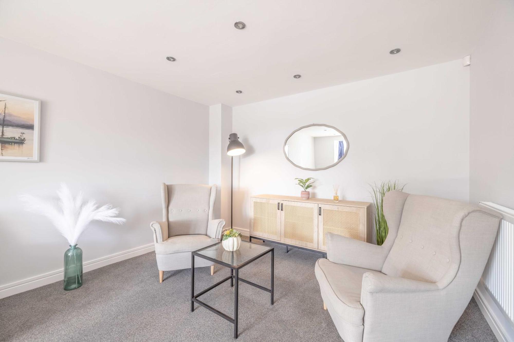 Casa de férias Spacious 4 Bed - Near Uxbridge/heathrow & Parking