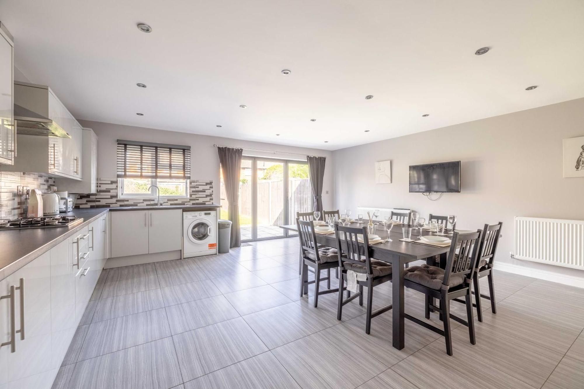 Spacious 4 Bed - Near Uxbridge/heathrow & Parking Casa de férias Slough
