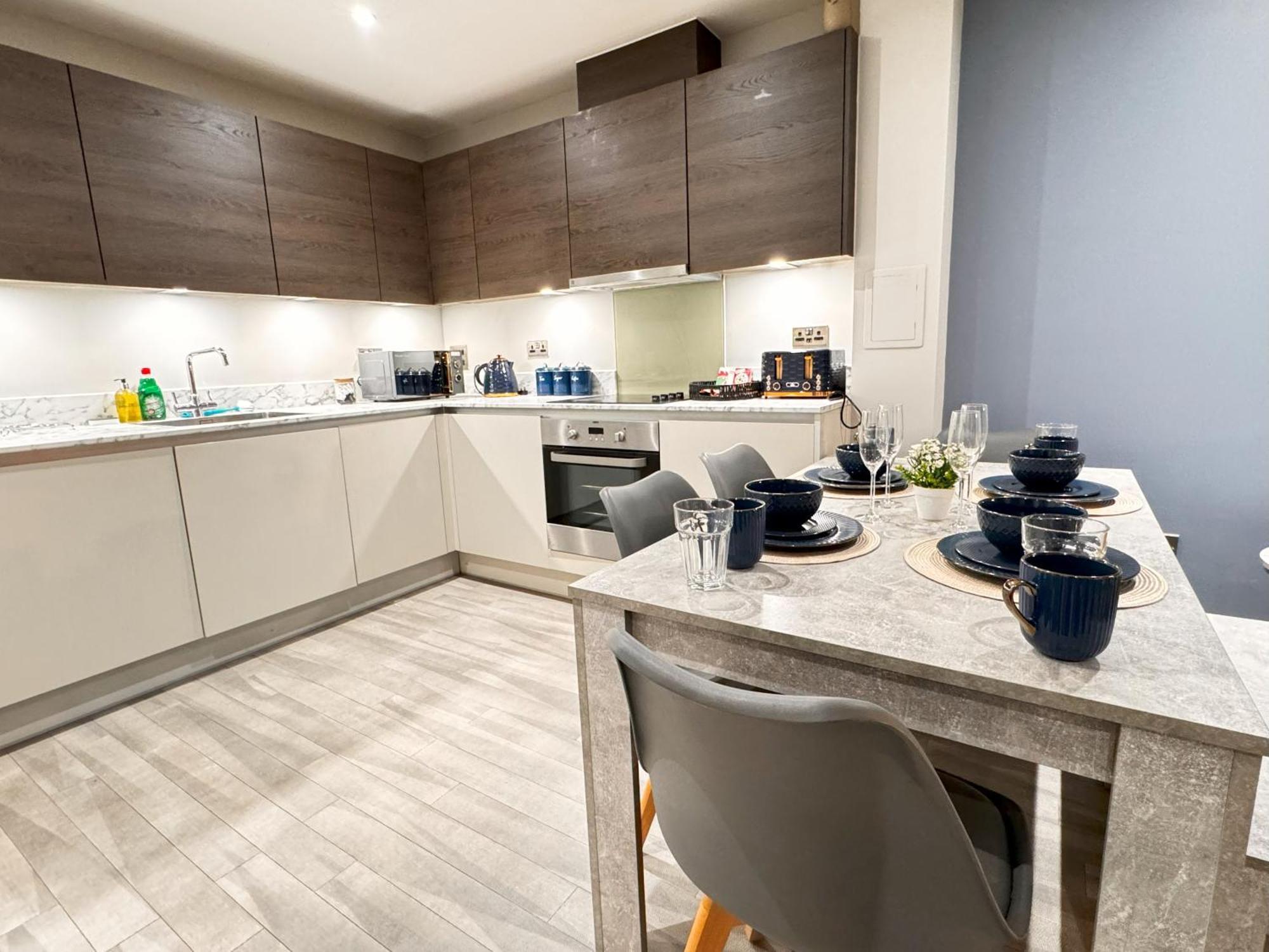 Bright & Spacious-secured Flat Near Station * Slough