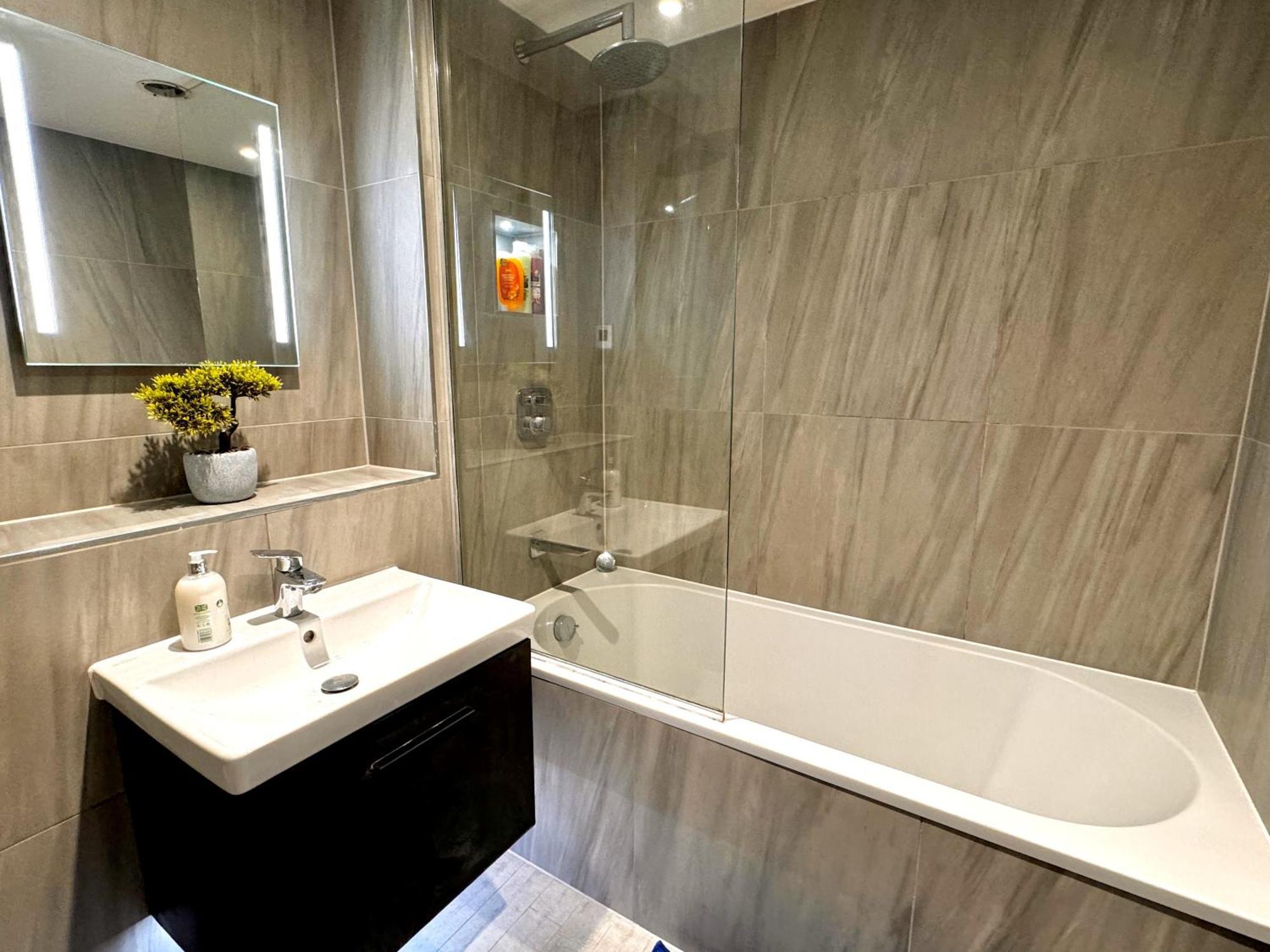 Bright & Spacious-secured Flat Near Station Apartamento