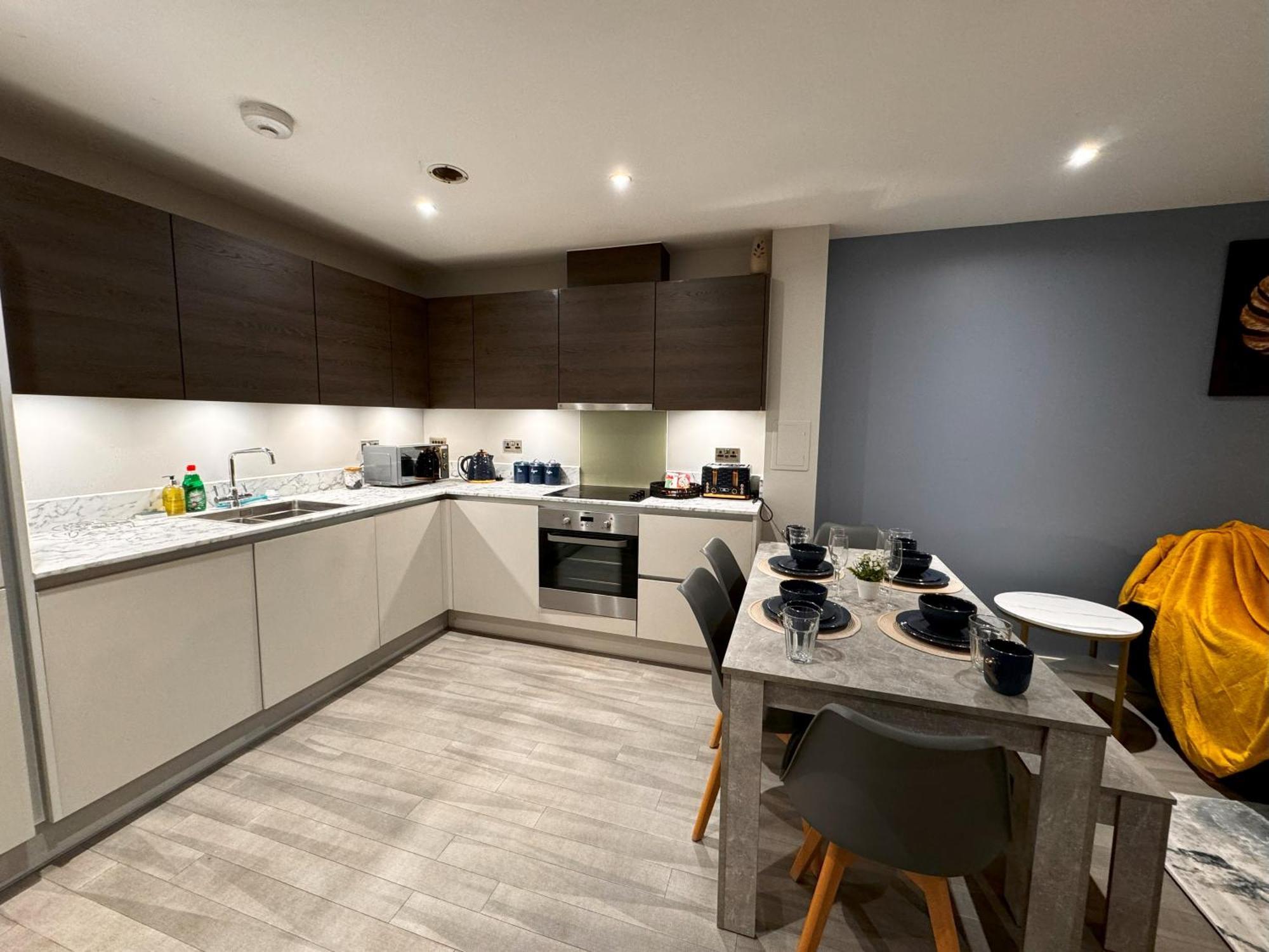 Bright & Spacious-secured Flat Near Station * Slough