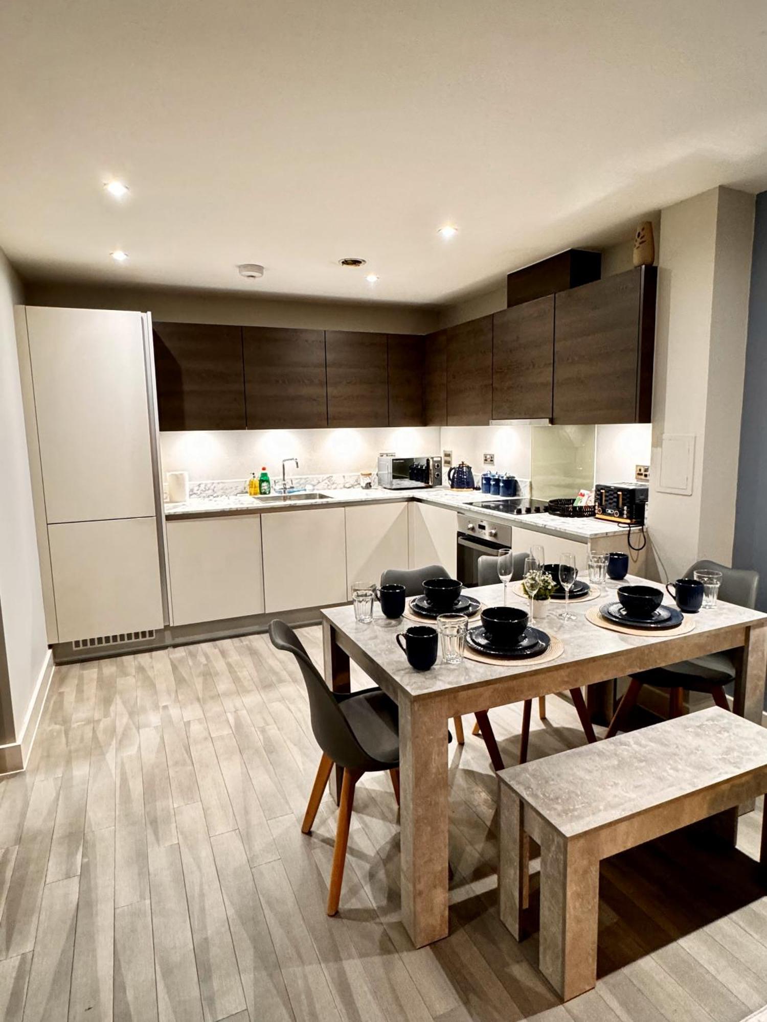 Bright & Spacious-secured Flat Near Station *