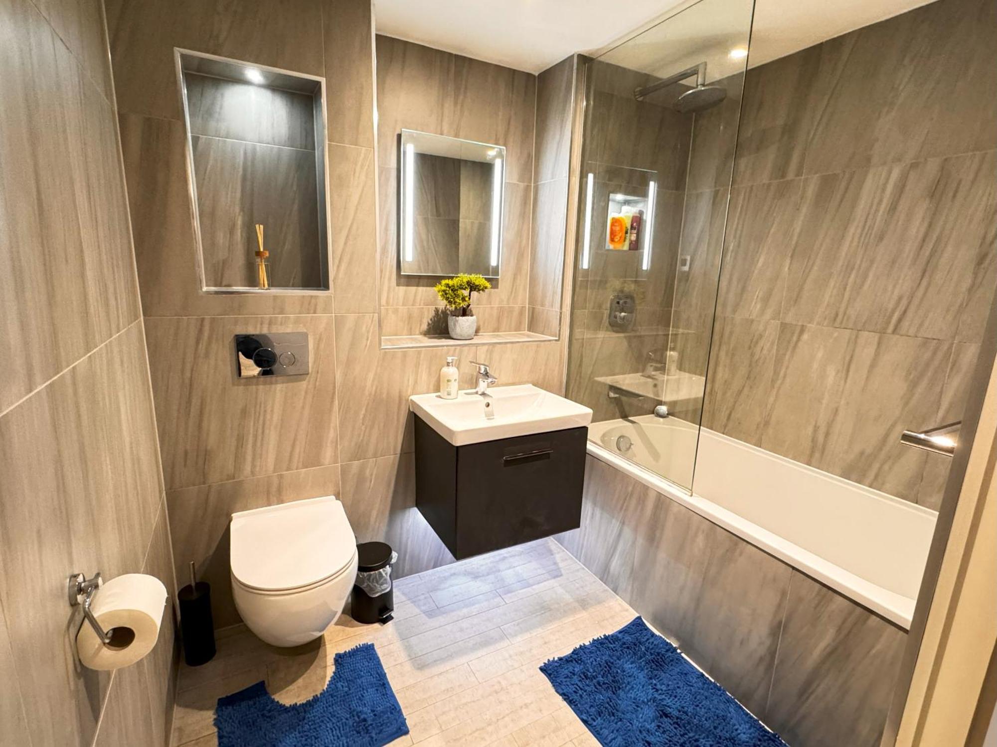 Bright & Spacious-secured Flat Near Station *