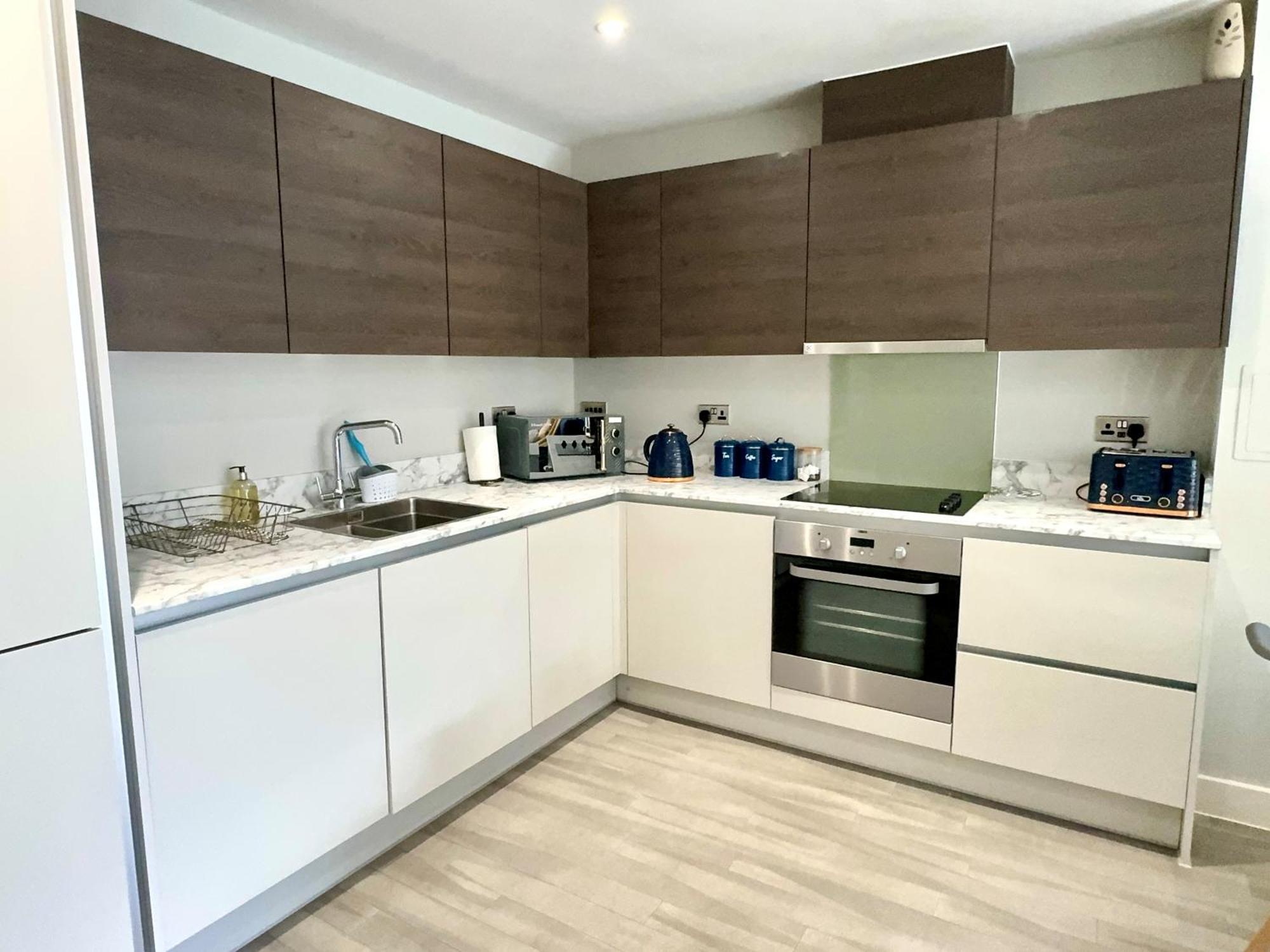 Bright & Spacious-secured Flat Near Station Apartamento Slough