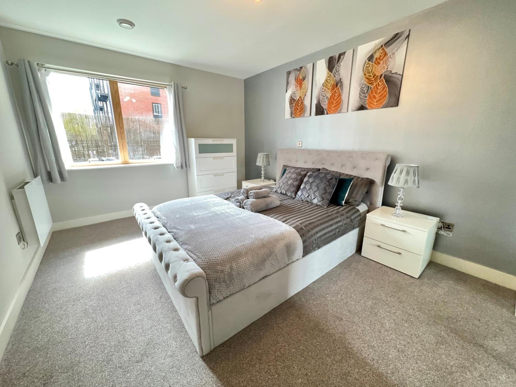 Bright & Spacious-secured Flat Near Station * Slough
