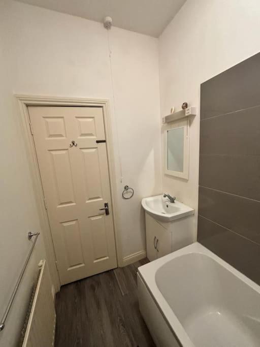 Ground Floor Entire Flat * Slough
