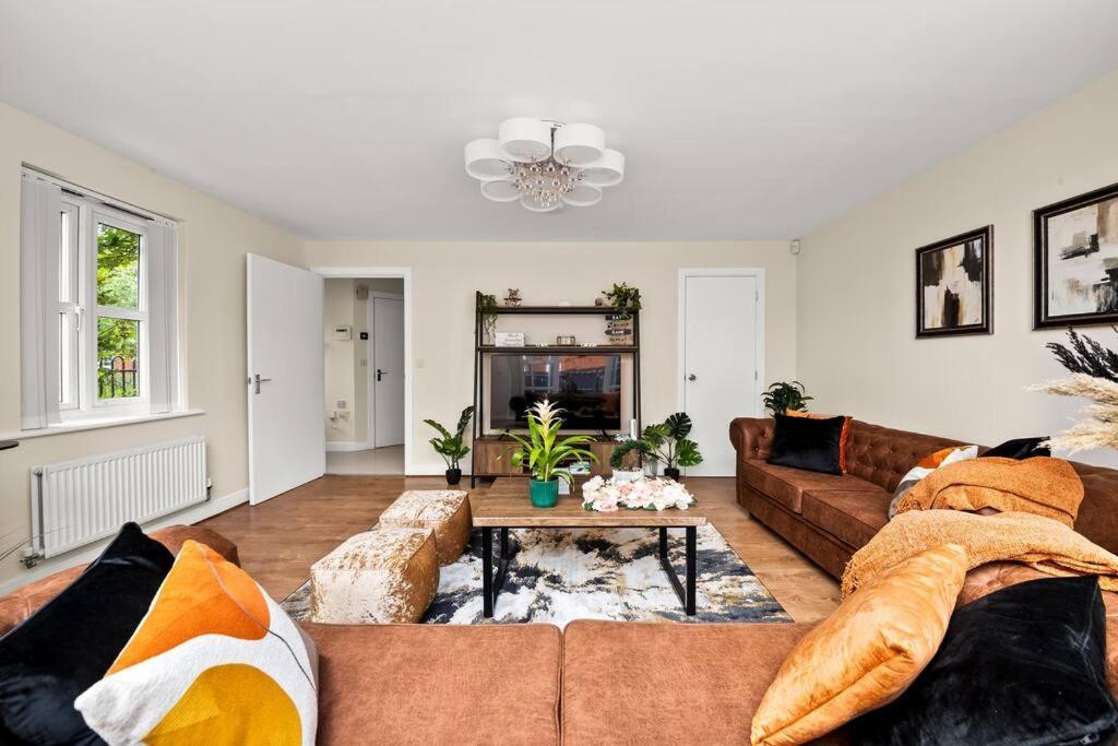 Radiant Retreat Ideal For Legoland, Windsor, & Lhr * Slough