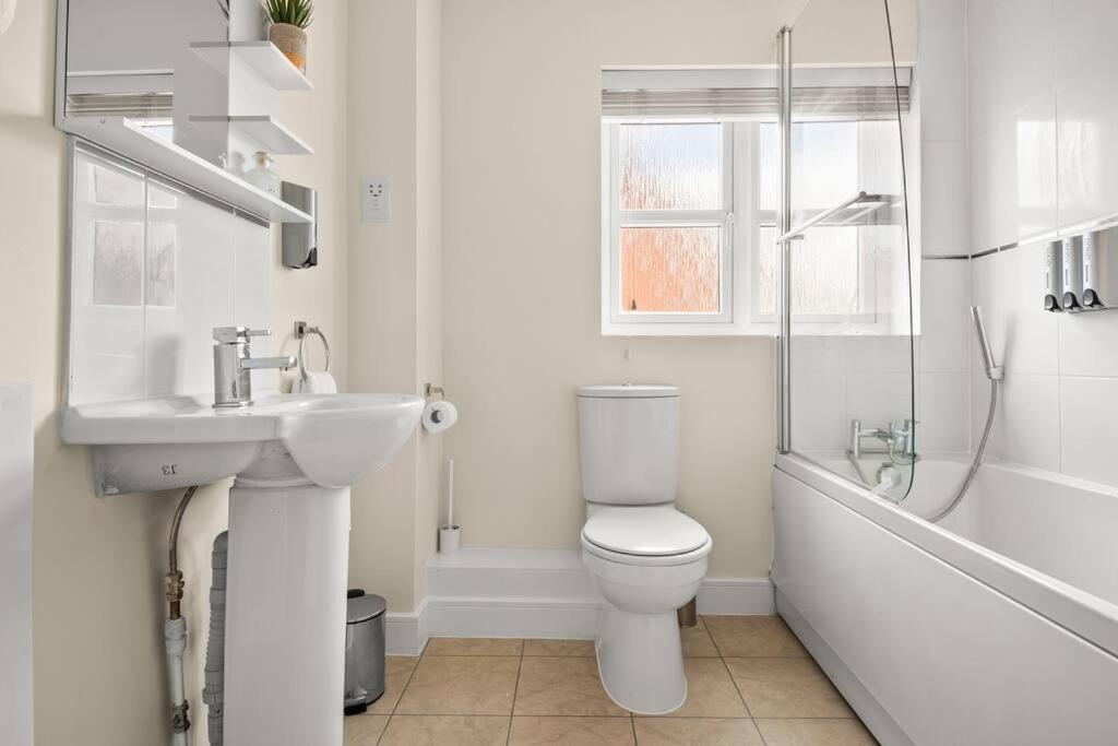 Holiday home Radiant Retreat Ideal For Legoland, Windsor, & Lhr