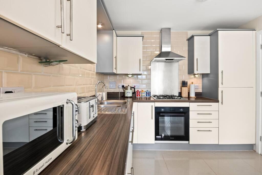 Radiant Retreat Ideal For Legoland, Windsor, & Lhr Holiday home Slough