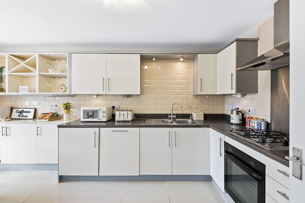 Radiant Retreat Ideal For Legoland, Windsor, & Lhr Holiday home *