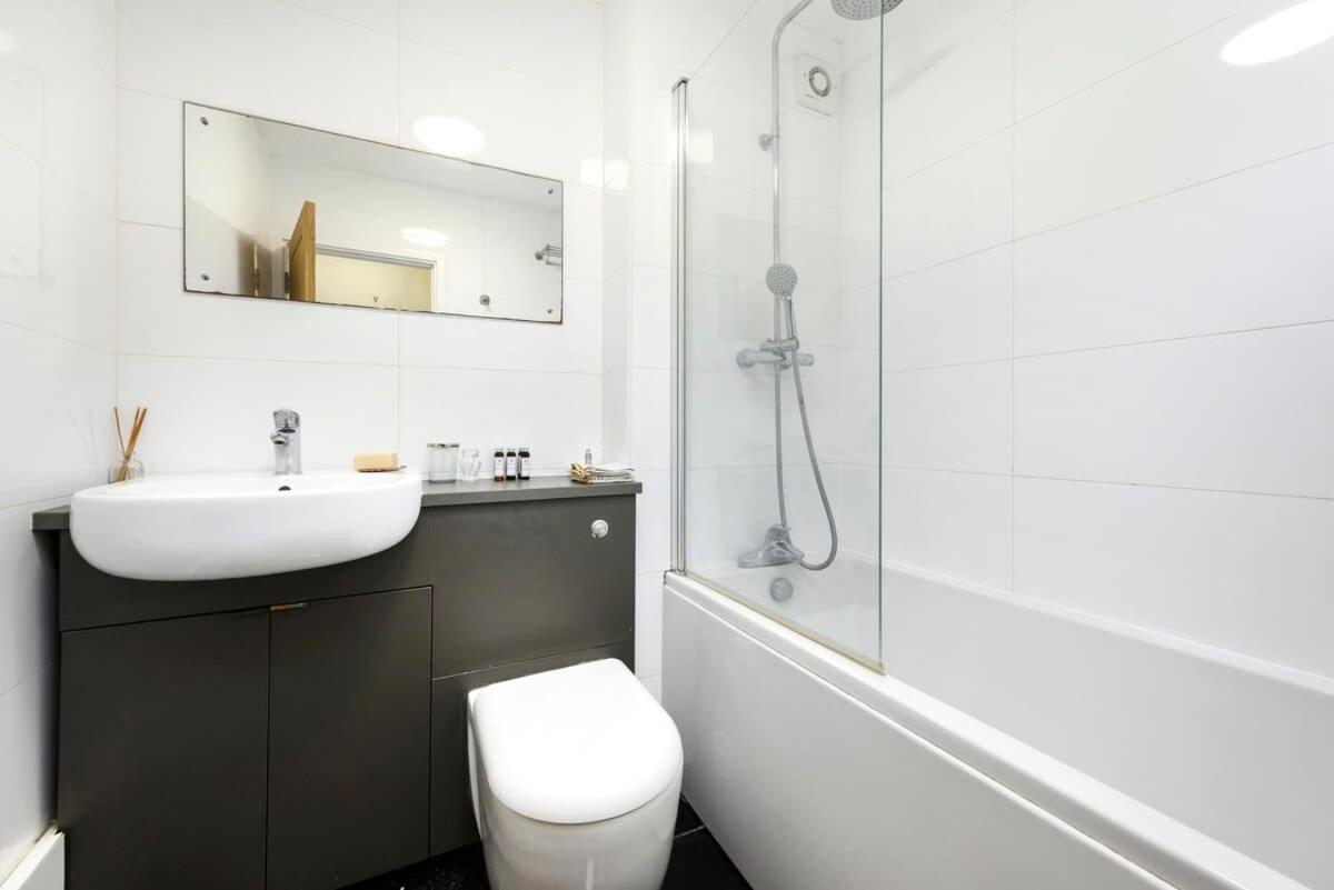 Apartment One Bedroom With Parking Slough