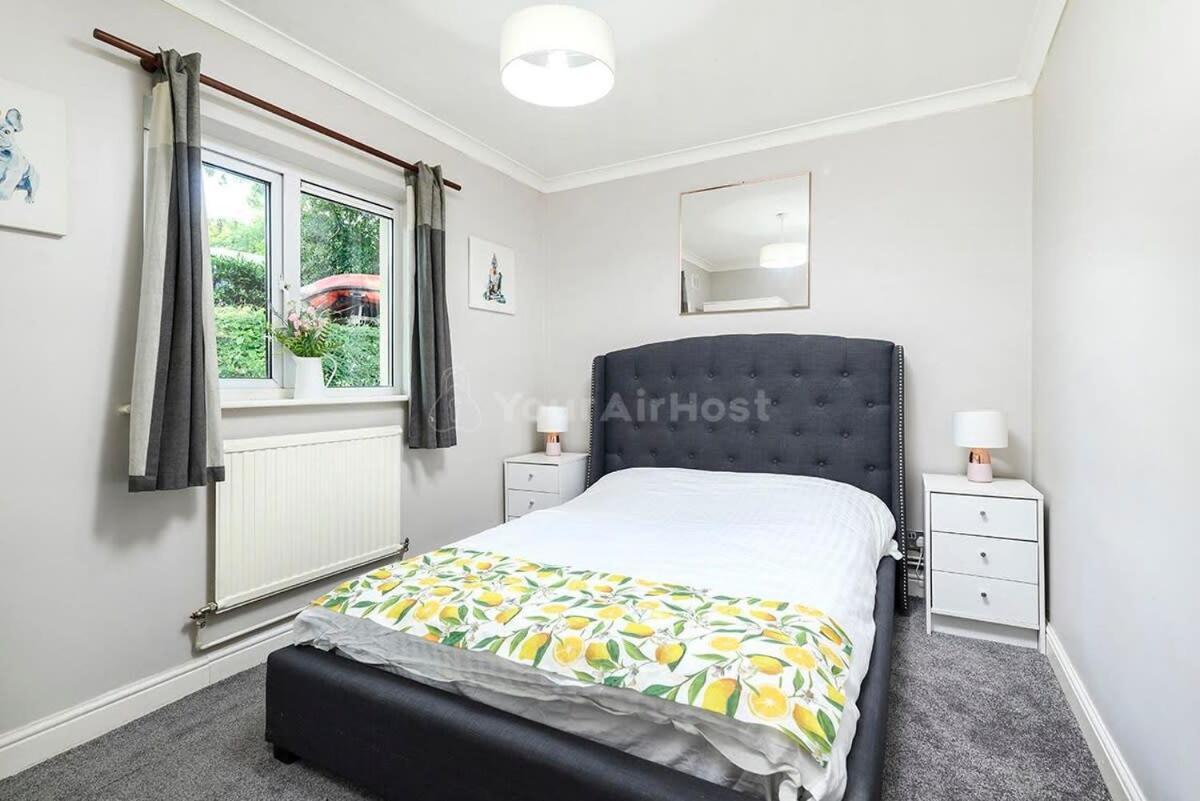 Apartment One Bedroom With Parking *