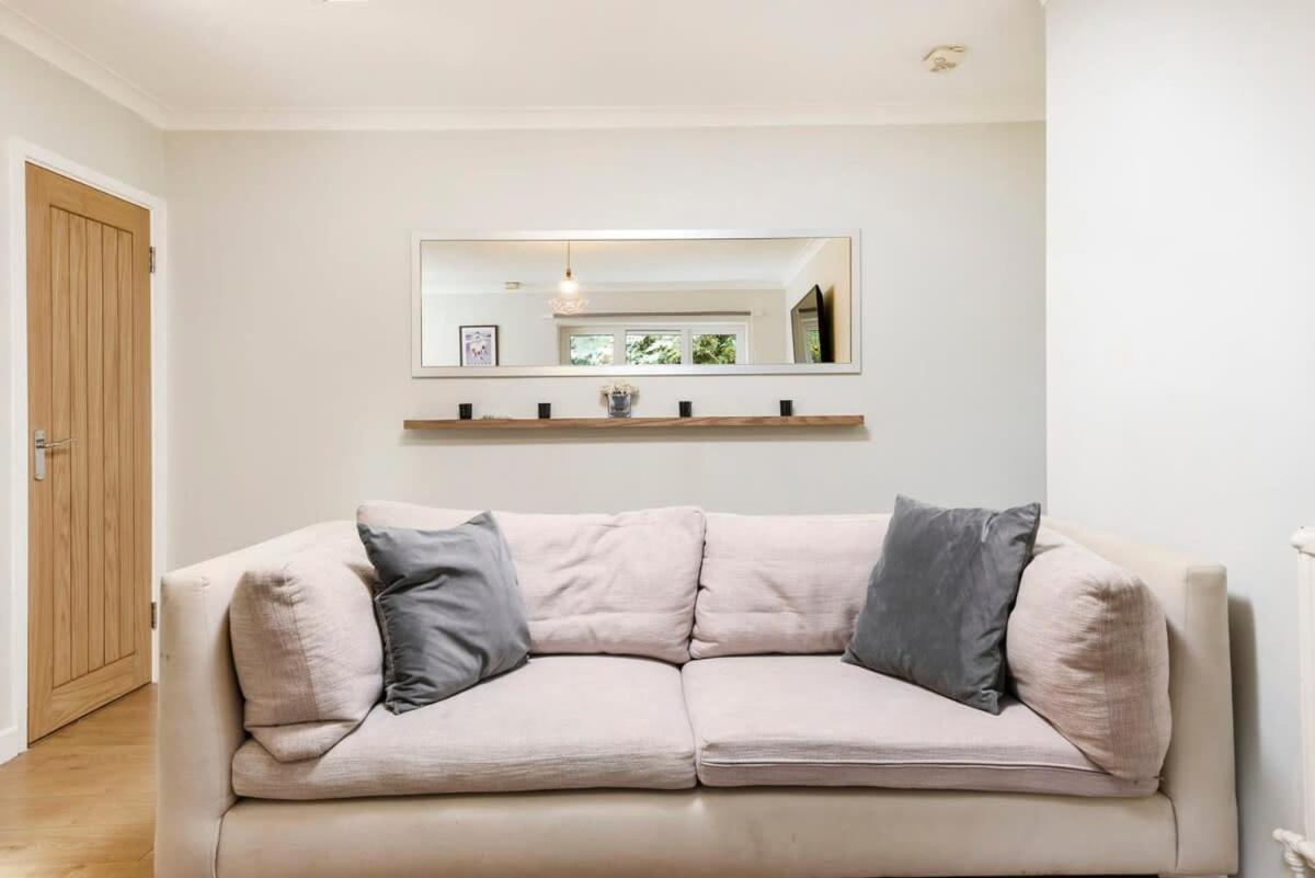 One Bedroom With Parking Apartment Slough